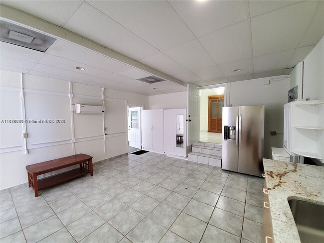 Building Photo - 140 Iroquois St