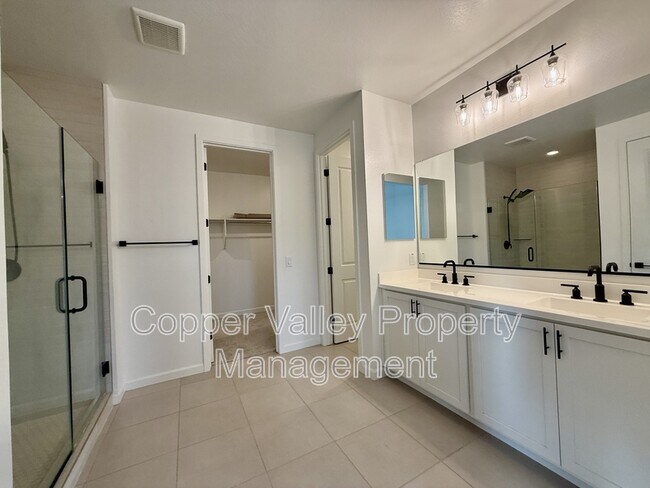 Building Photo - 2034 W Lariat Ln