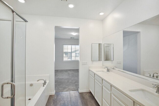 Building Photo - 3 Bed Townhome At Las Vegas Blv and St. Rose Pkwy