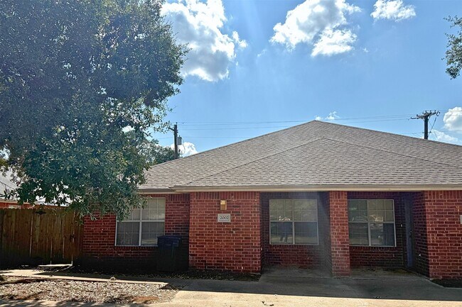 Building Photo - 2002 Legacy Ln