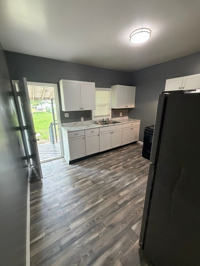 Building Photo - Large 5BR/2Ba House- Close to U of L Leasing Special- sign lease by 6/15/2026 and second month is...