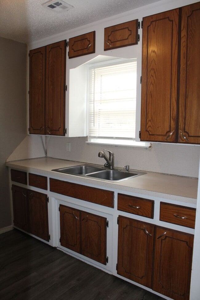 Building Photo - Cute and Affordable 2 beds!