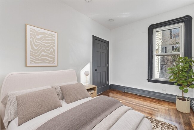 Building Photo - 10 Carlton St