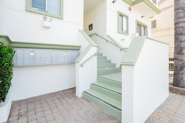 Building Photo - 1752 N Kingsley Dr.