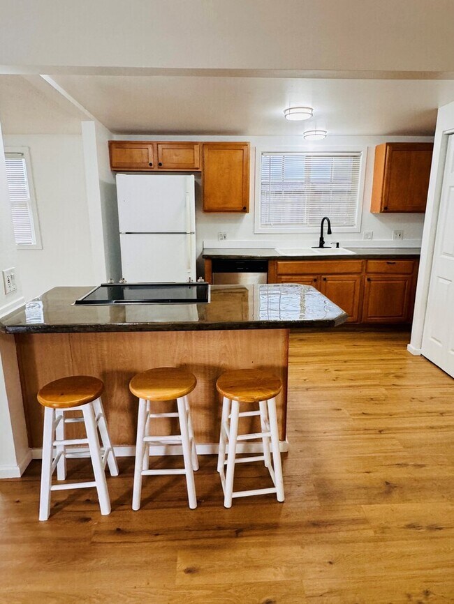 Building Photo - Charming Home w/Fenced Yard, Garage, W/D, Great Location, and More!