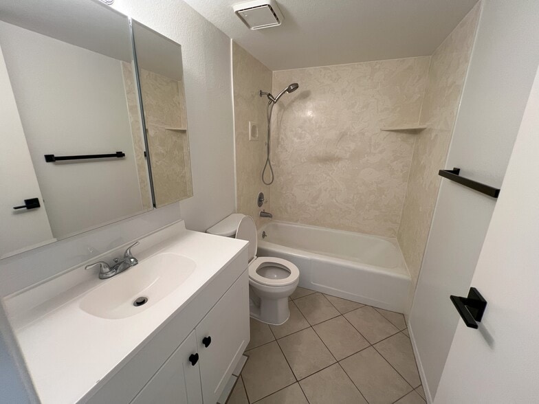 Building Photo - 1656 N Jerrie Blvd