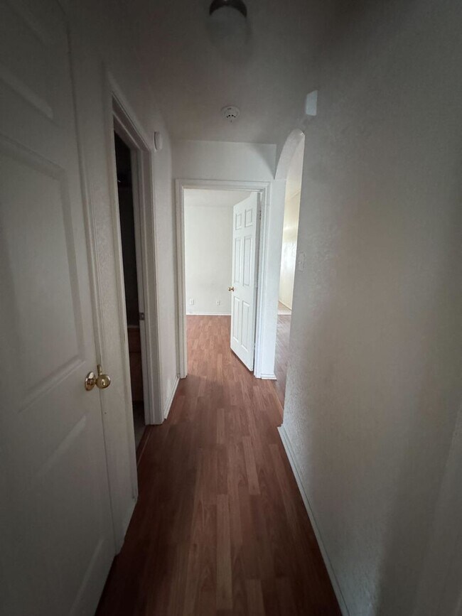 Building Photo - 4 bedroom, 2 bath