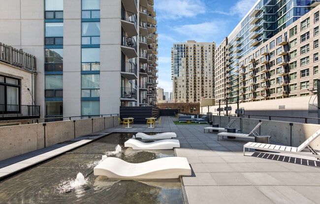 Building Photo - 1250 N La Salle Dr