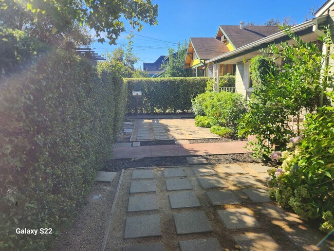 Building Photo - Beautiful 2 bedroom/1 bathroom home with a...