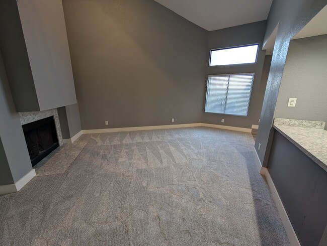 Building Photo - 2 Bedroom 2.5 Bath