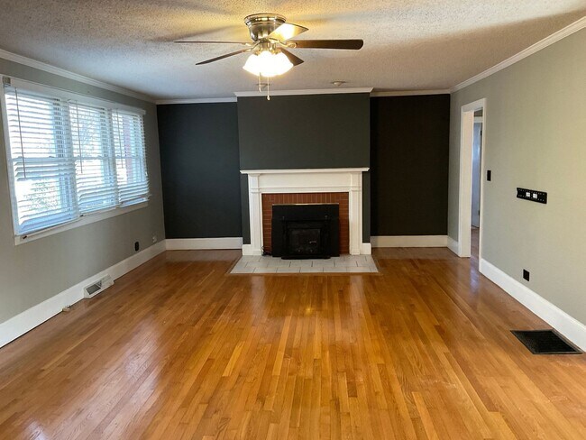 Building Photo - The Perfect 4 Bedroom!!!!