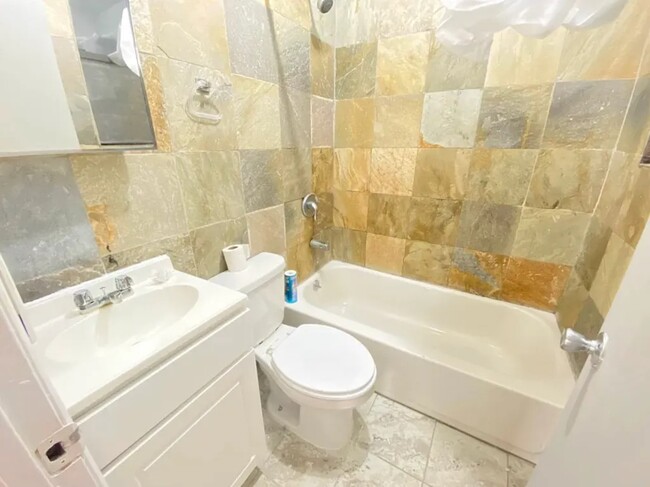 Building Photo - Furnished room/NOT APARTMENT