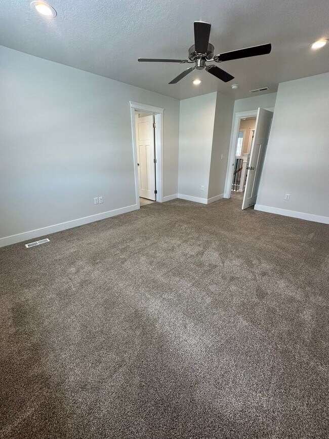 Building Photo - 3 Weeks Rent FREE! 3 Bed 2.5 Bath House for Rent in Morgan!