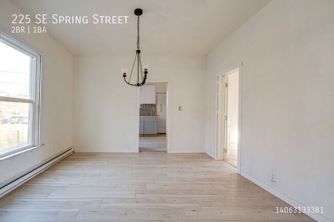 Building Photo - 225 SE Spring St