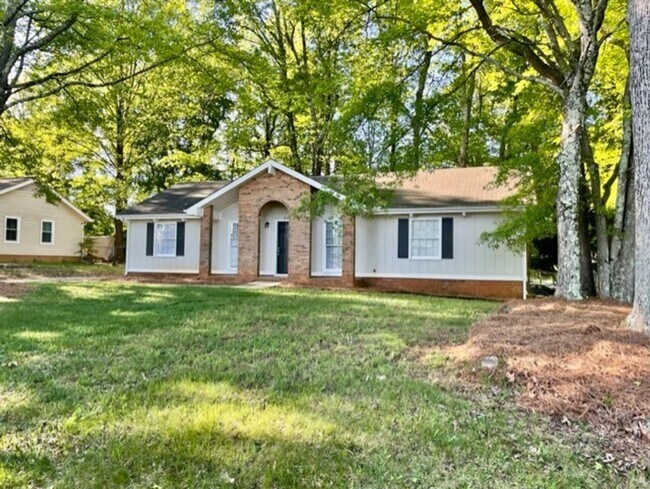 Building Photo - Must see this spacious 3 bedroom 1.5 bath ...