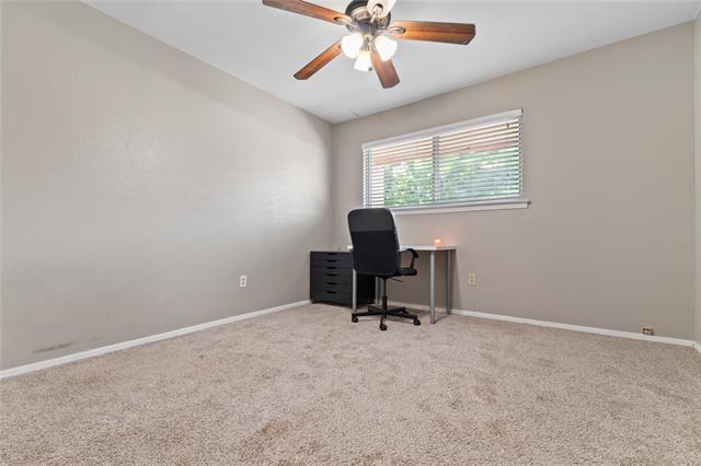 Building Photo - 405 Valley Park Dr