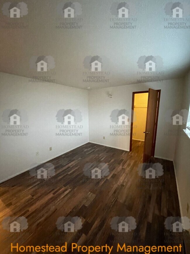 Building Photo - HARD TO FIND 4 BEDROOM!