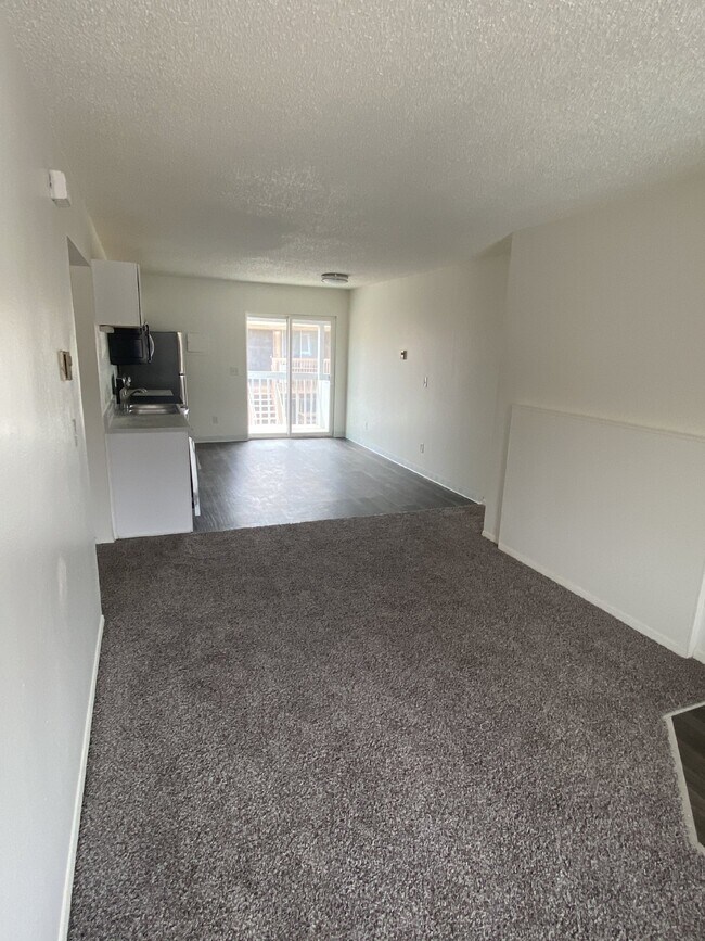 Building Photo - Newly renovated 2 bed/1 bath with views!
