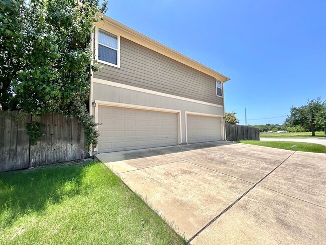 Building Photo - Nice 3BR/2.5BA Two-Story Home with 3-Car G...