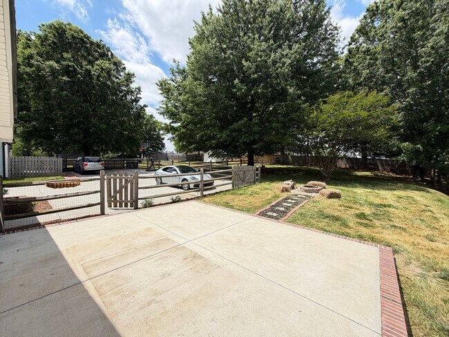 Building Photo - Charming & Spacious 3-Bedroom Home with a Large Fenced Yard!