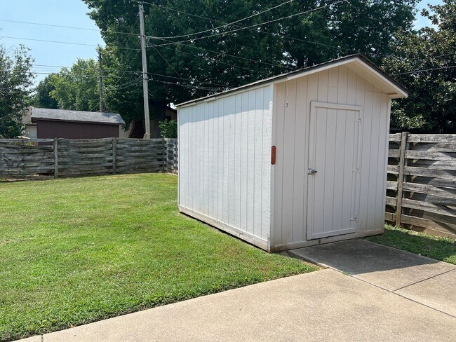 Building Photo - 3 Bed / 2 Bath in south Central Springfield