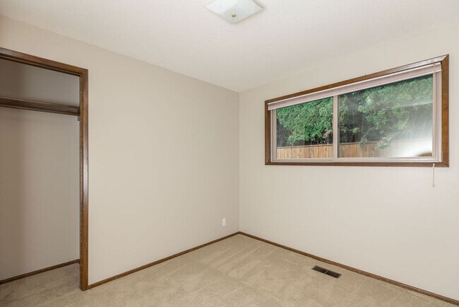 Building Photo - Immaculately maintained 3-bdr/1.5-bath ran...