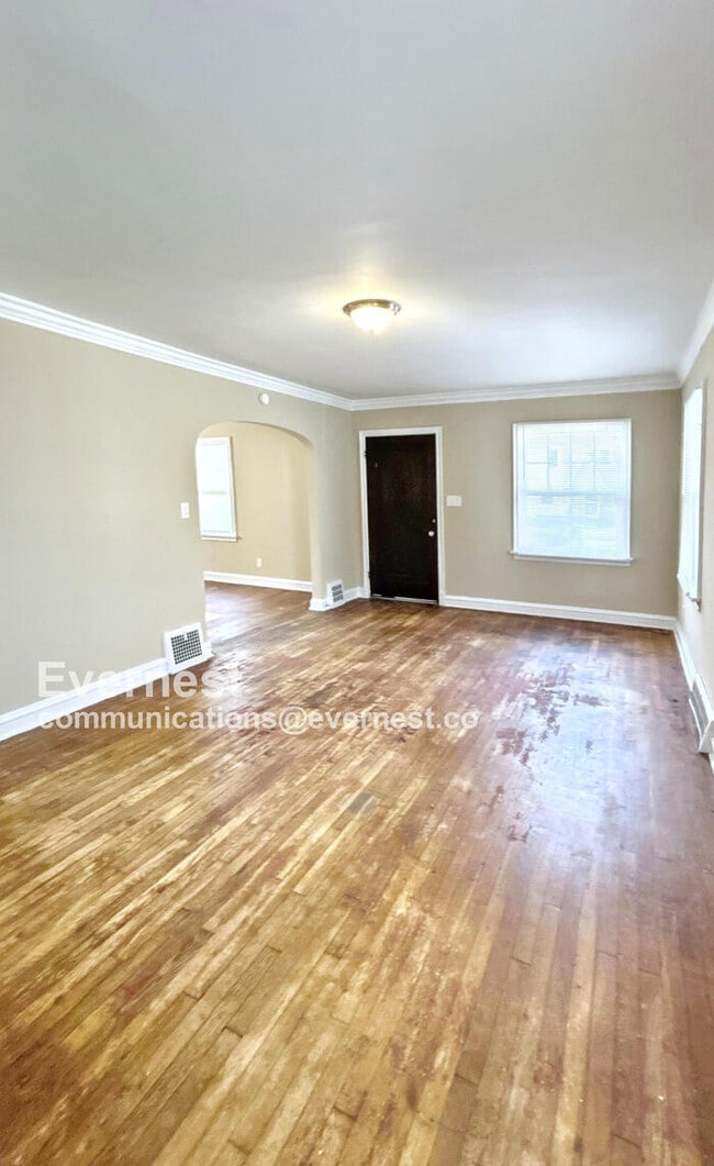 Building Photo - 3 Bed, 1 Bath Home with Great Space / Avai...