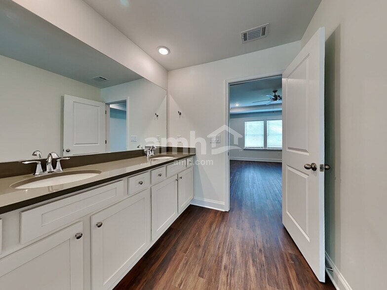 Building Photo - 3730 Blackshear Pl