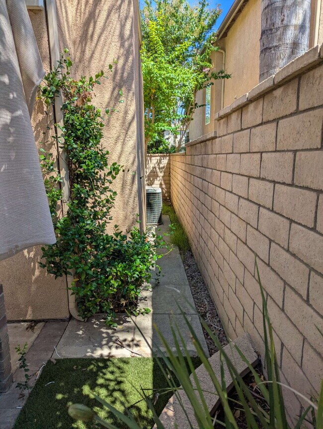 Building Photo - Spacious north Pomona property