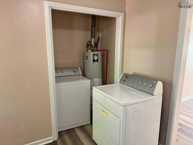 Building Photo - 102 Ave G