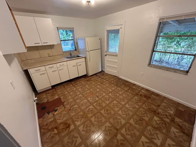 Building Photo - Cozy 2 bedroom home near local amenities