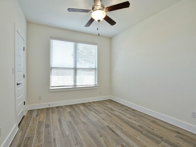 Building Photo - 412 Parkline Dr