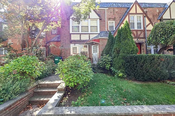 Building Photo - 68-28 Juno St