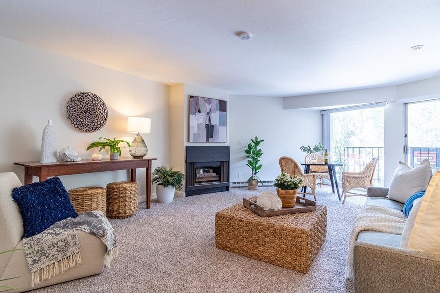 Living/Dining Area - 870 Park