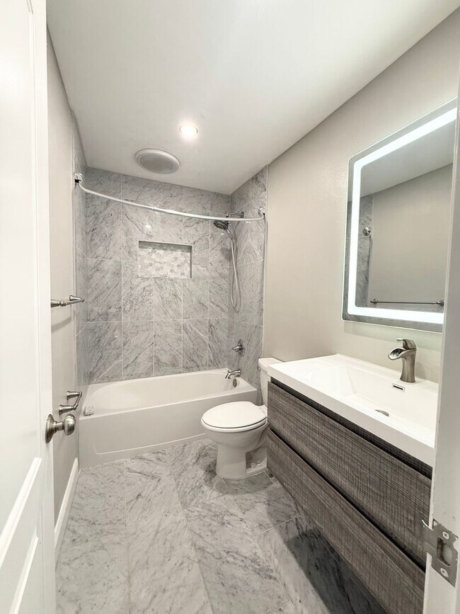 Building Photo - 621 Landings Pl