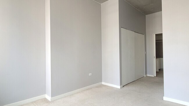 Building Photo - 235 W Van Buren St