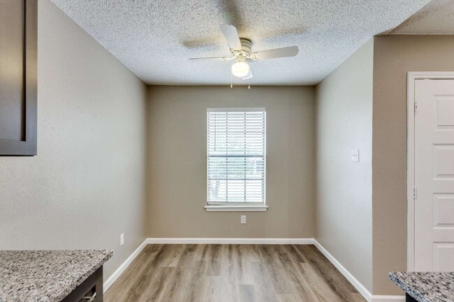 Building Photo - Updated & Conveniently Located 2 Bedroom Apartment in South Fort Worth