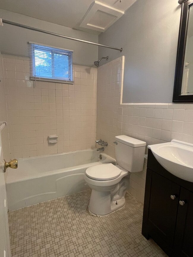 Building Photo - 2 bedroom, 1 bath apartment in small compl...