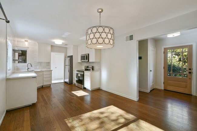 Building Photo - 925 Hawthorn Dr