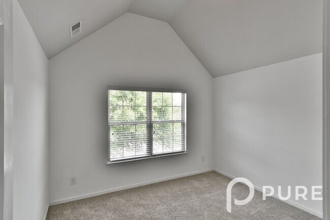 Building Photo - 522 Moulton Way
