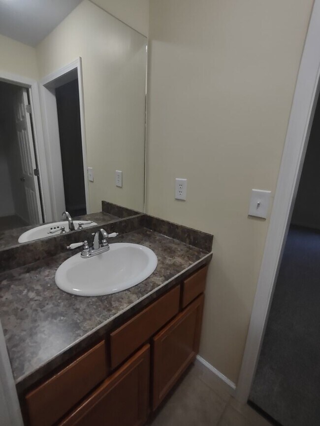 Building Photo - Clean 2 Bedroom 1 Bath duplex ~ Benton, KY
