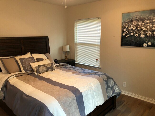 Building Photo - Move in Ready - 3 bedroom 2 bath 1 car garage