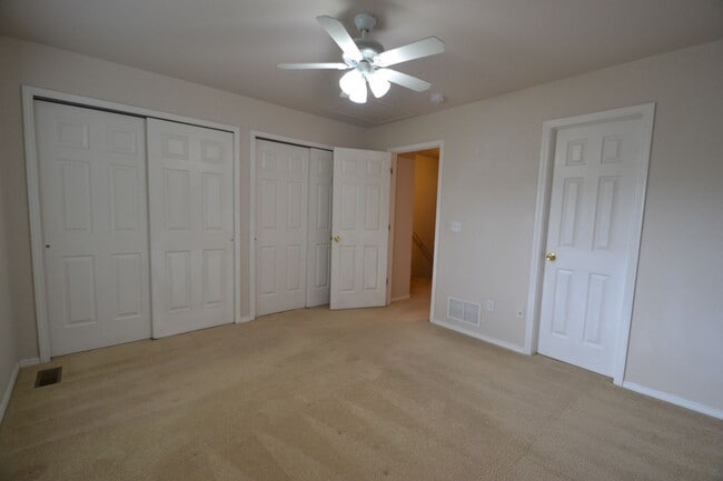 Building Photo - 2 Bedroom End Unit Townhome in D20!