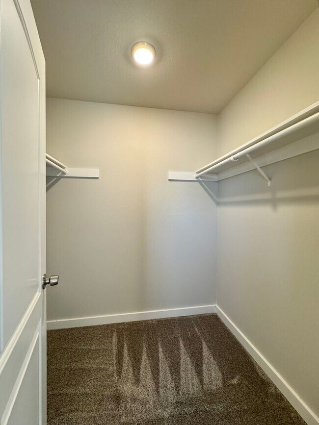 Building Photo - TRO1140-1142
