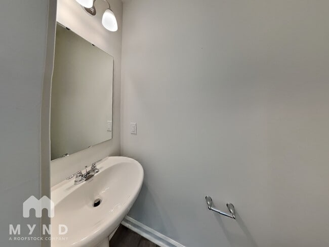 Building Photo - 807 McKenzie Pk Ter