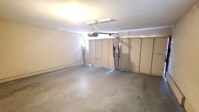 Building Photo - 3 bd/2 ba Townhouse close to USD.