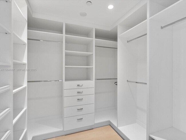 Building Photo - 1425 Brickell Ave