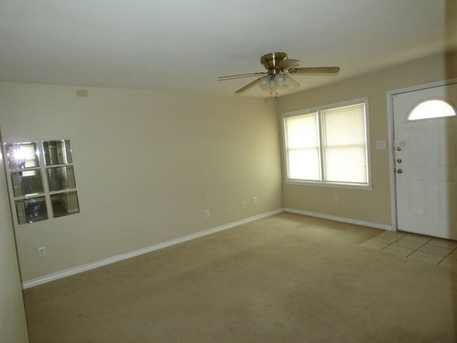 Building Photo - 2 bedroom, 1 bath