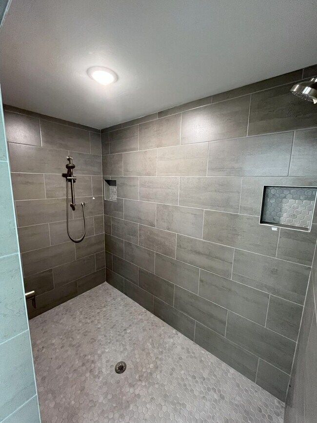 Building Photo - MUST SEE-CUSTOM BUILT-LARGE NEWER CONSTRUT...
