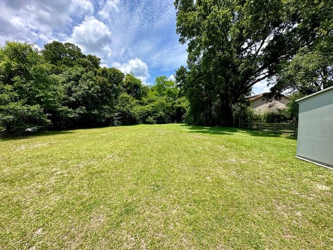 Building Photo - 2 bedroom 1 bath house for rent in Pensaco...